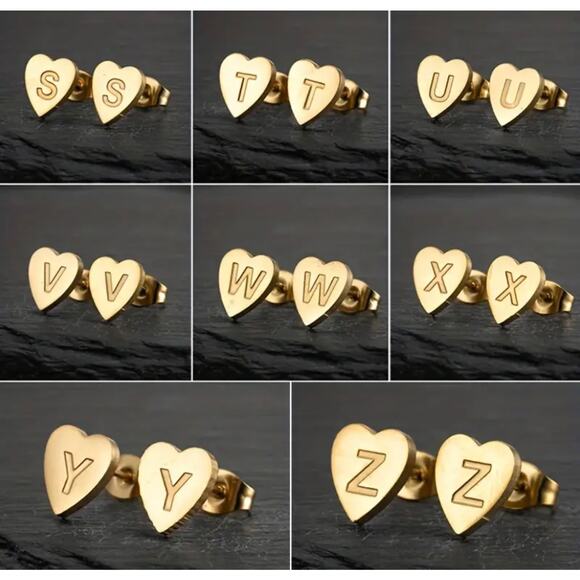Letter F initial gold heart mini stud earrings - Picture 4 of 5